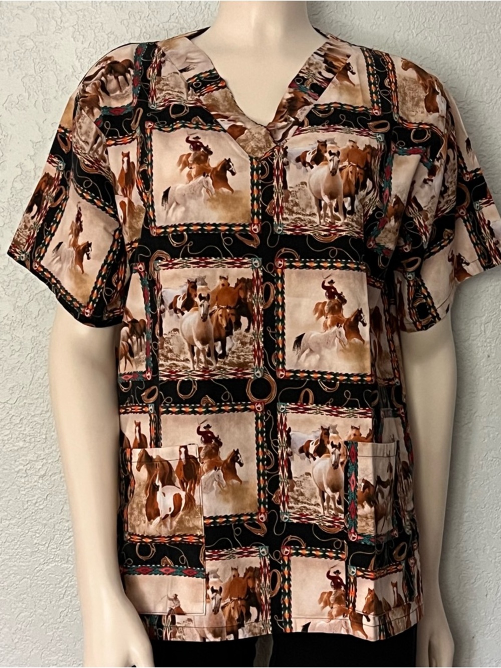 Western Horse Print Scrub Top Sz Medium Cowboy Rodeo Vet Nurse Pockets Cute